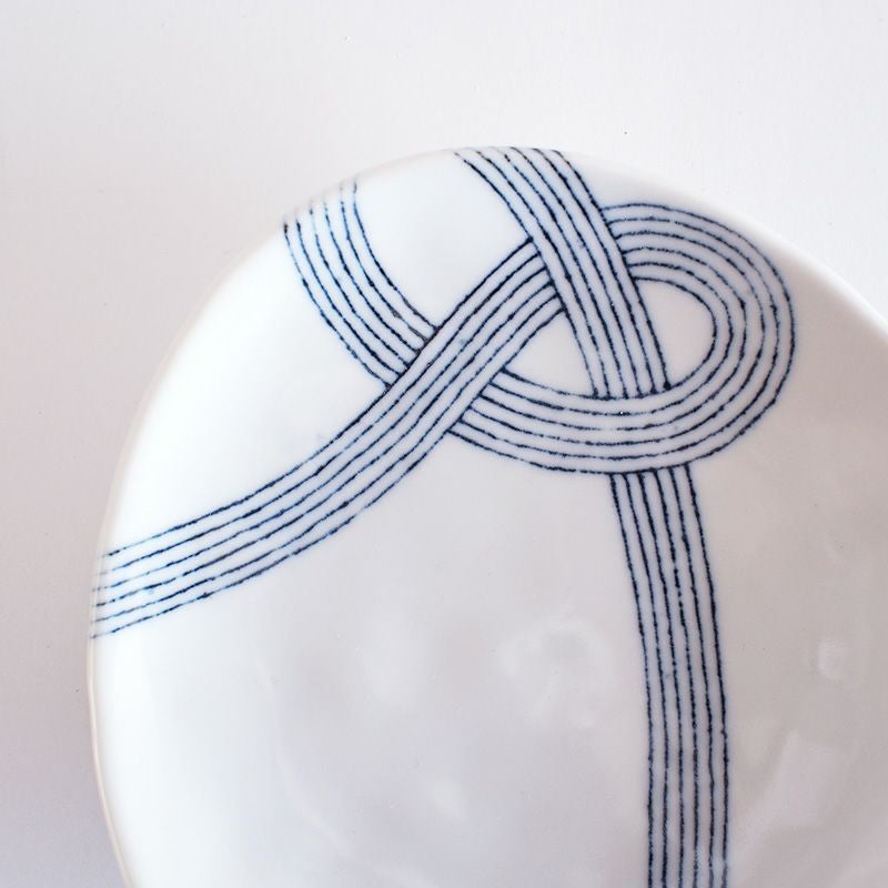 糸を紡ぐイメージをデザインしています