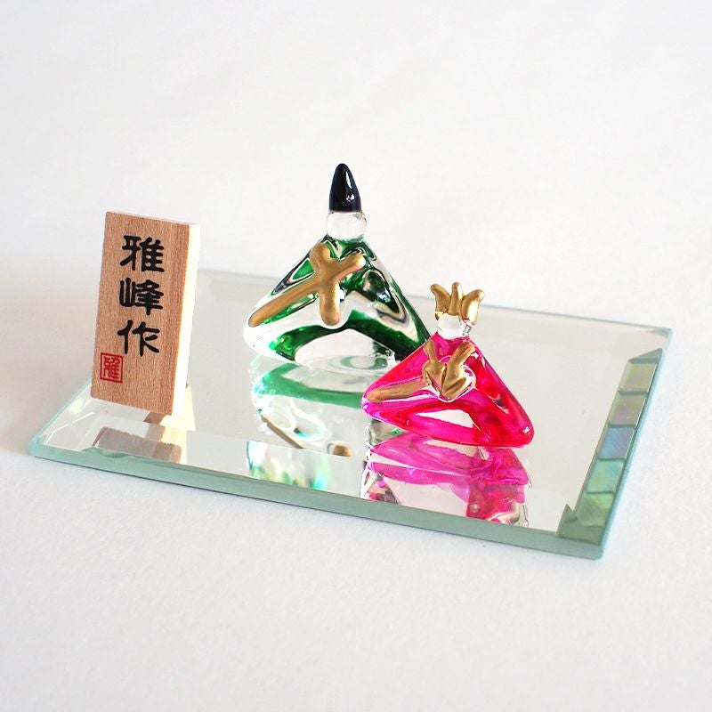 ガラスでできた小さな雛飾り