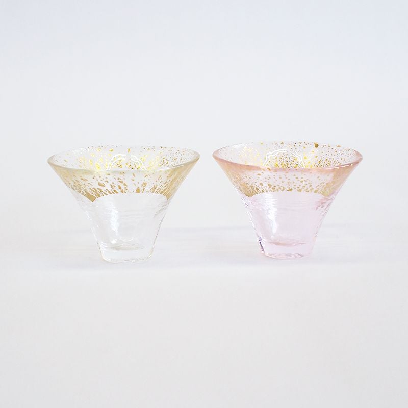 金箔が施され豪華な佇まいの杯です