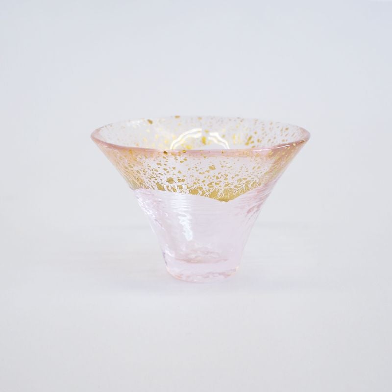 金箔がアクセントとなり冷酒を引き立てます