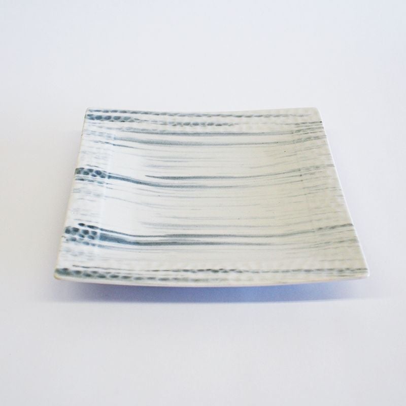 テーブルのアクセントになる正角皿です