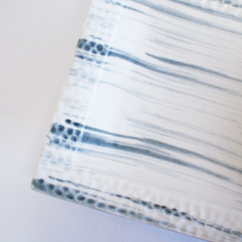 リムに凹凸のある装飾が施されています