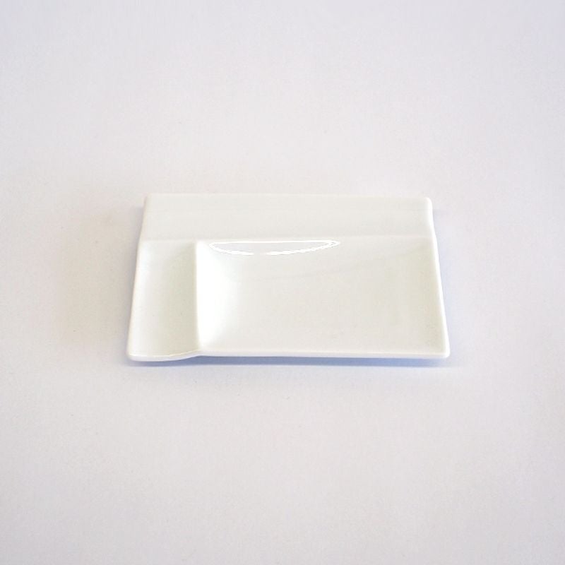 パレットのような仕切がユニークな器です