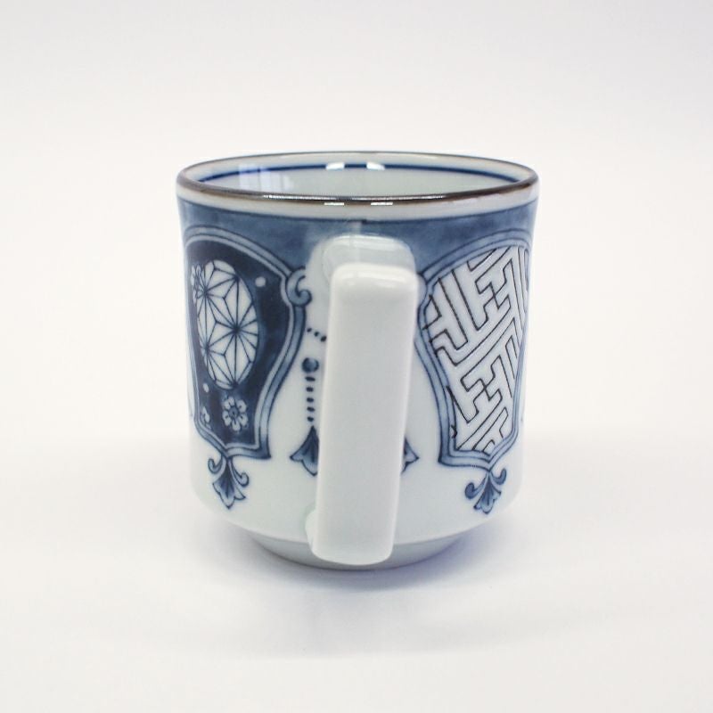 藍色の染付が深い味わいを出しています