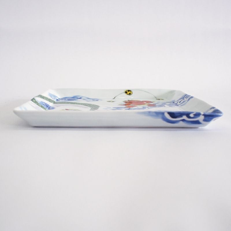 内側からはみ出した雲がアクセントになっています