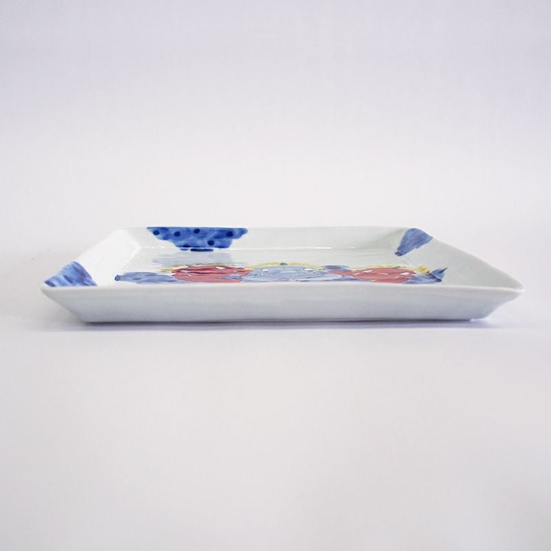 テーブルのアクセントとなる角皿です