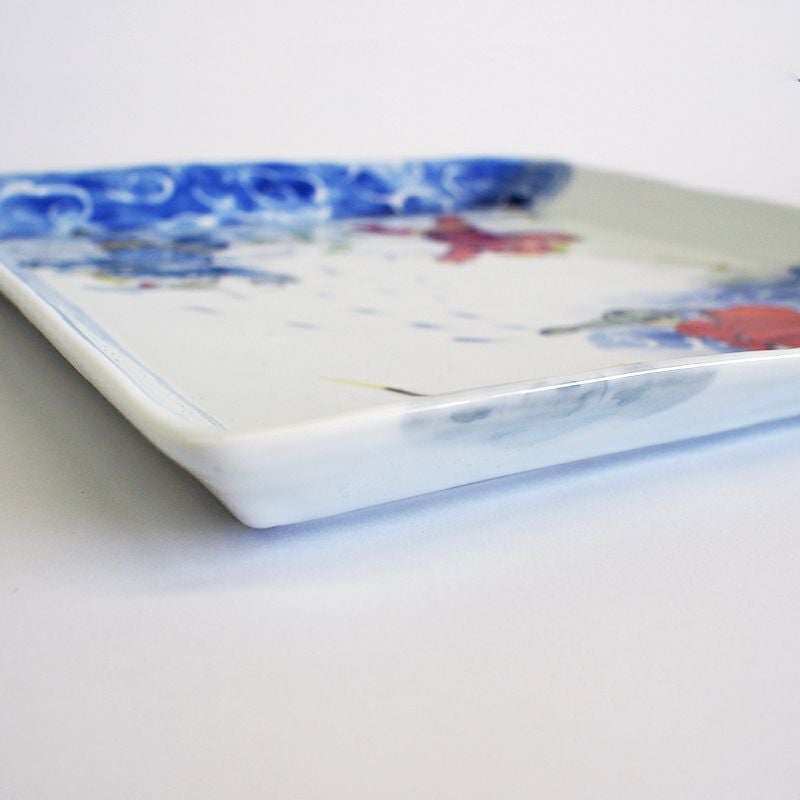 内側からはみ出した雲の絵柄です