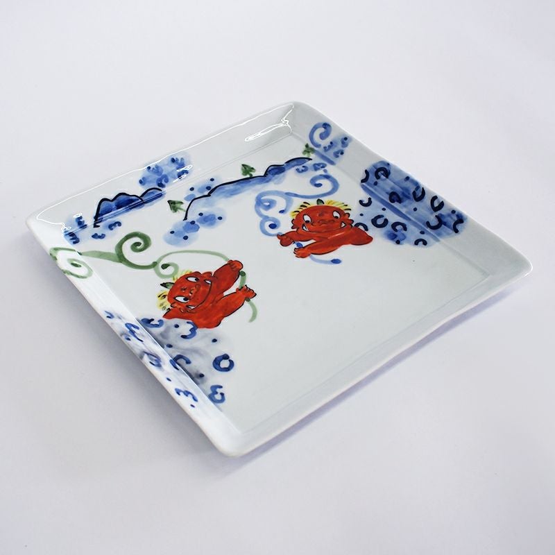 ツタで遊ぶユーモラスな表情の鬼がかわいい