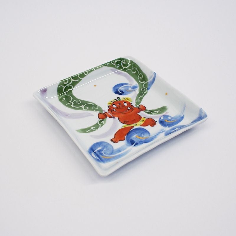 風神に扮した鬼がユーモラスな角皿