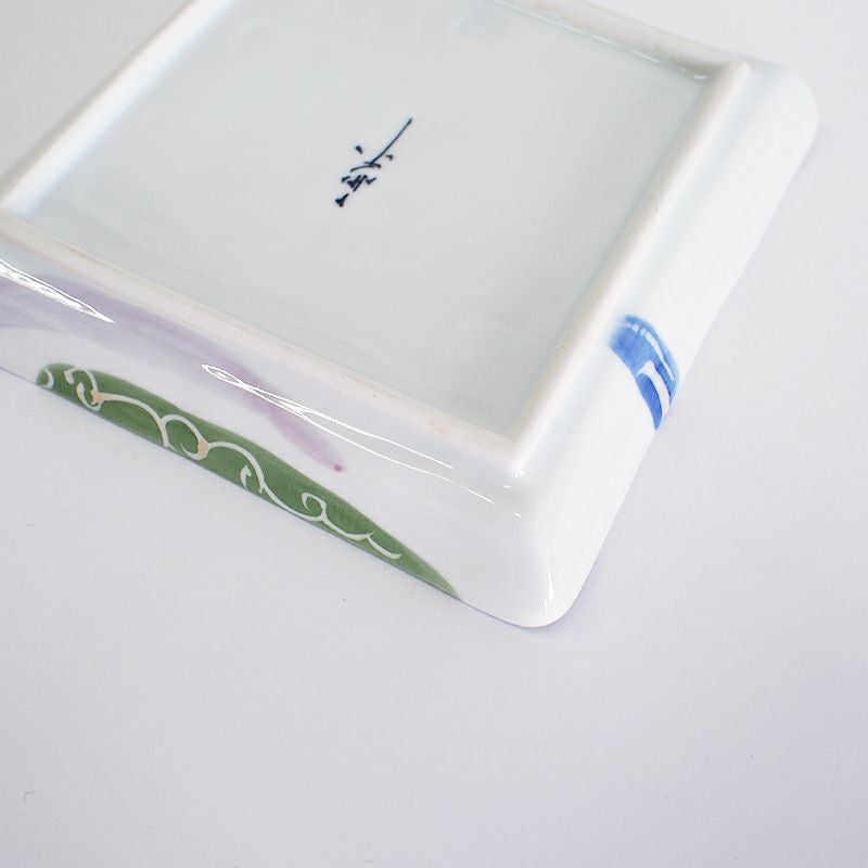 側面にはみ出した絵柄がアクセントになっています