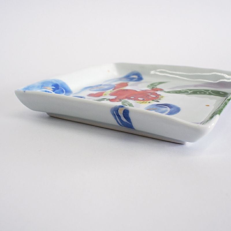 側面にはみ出した絵柄がアクセントになっています