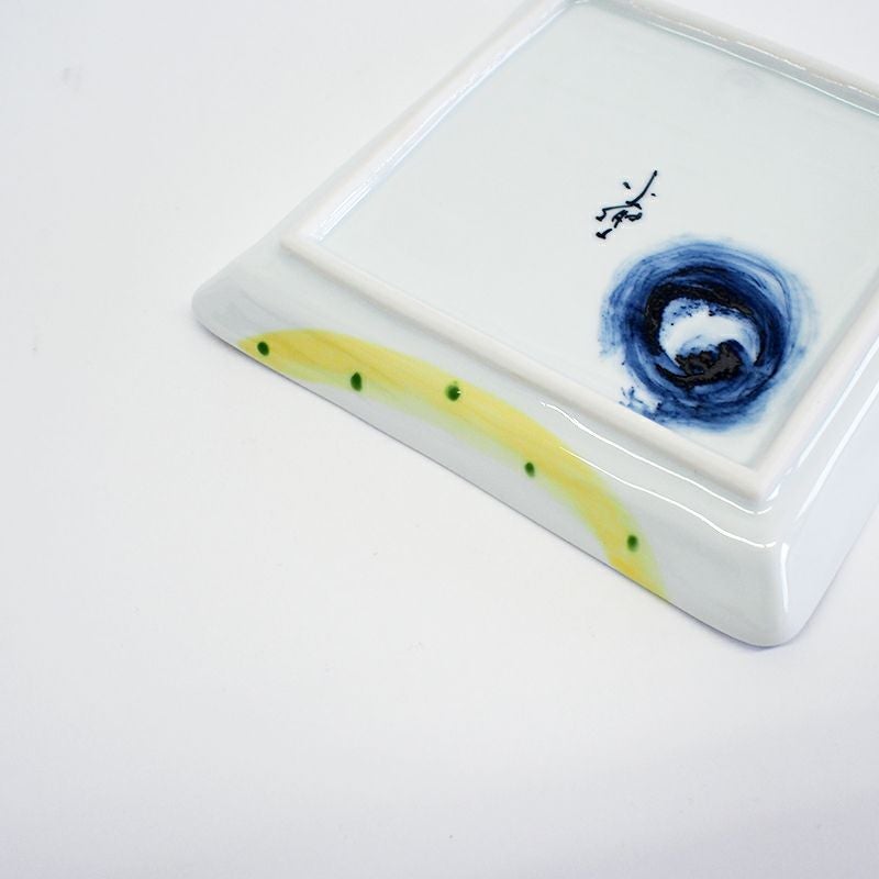 側面にはみ出した絵柄がアクセントになっています