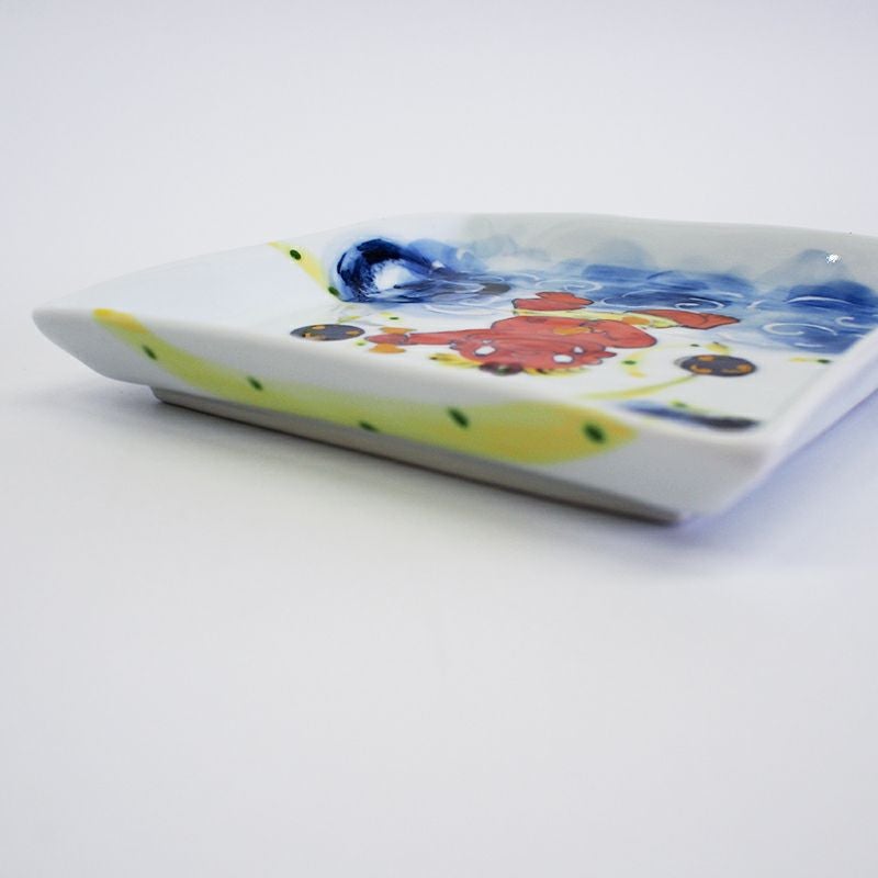 側面にはみ出した絵柄がアクセントになっています