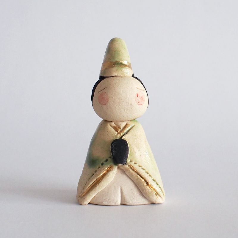 お内裏様は織部の淡い着物を着ています