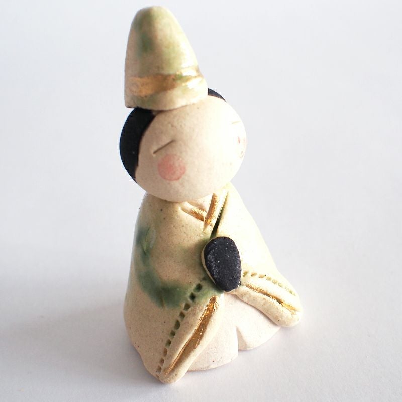 陶器の温かみを感じられるお内裏様です