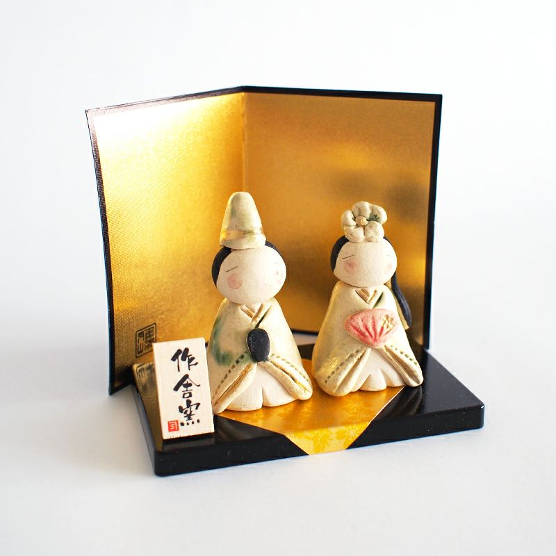 華やかな金の屏風が良く似合うコンパクトなお雛様です