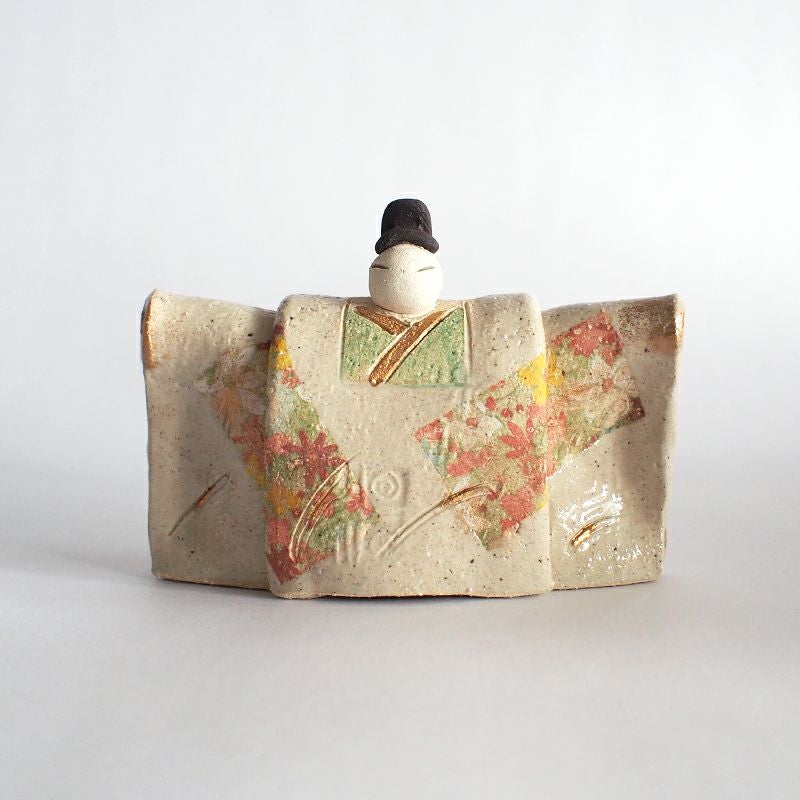 手作りの暖かさと優しさの感じられる陶製のお内裏様です