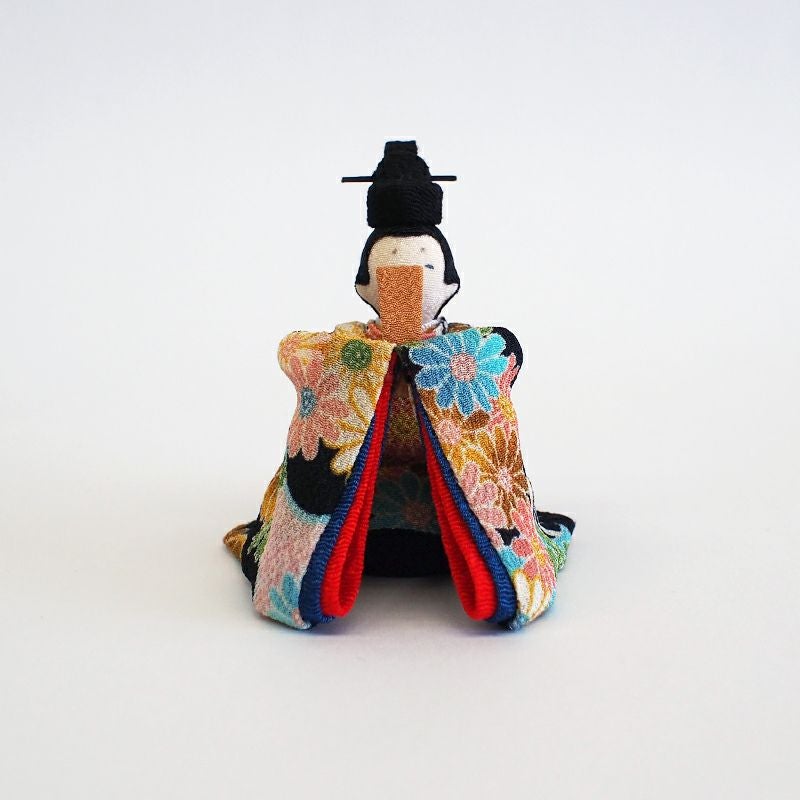 お内裏様は花柄のレトロな着物です