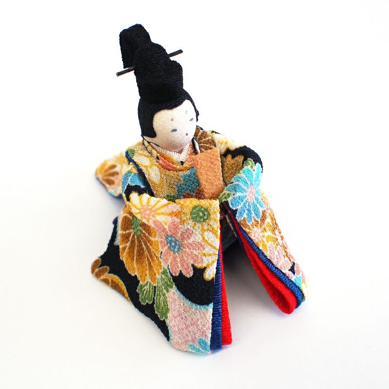 ちりめんの着物が華やかなお内裏様です