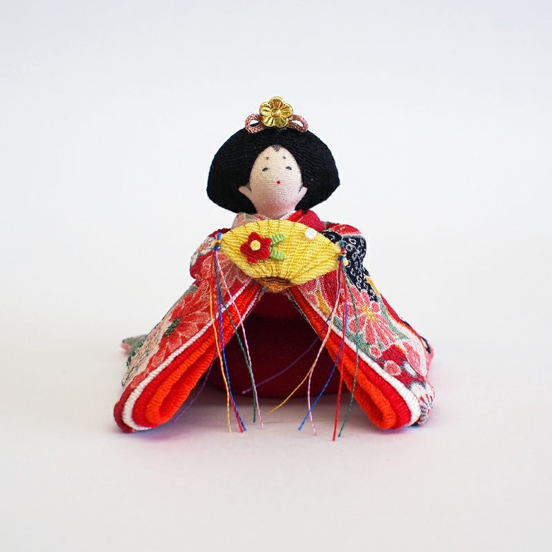 お雛様は赤を基調にした華やかな着物です