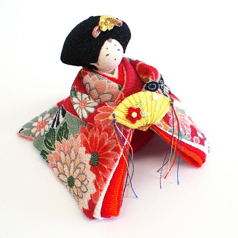 黄色の扇がアクセントになっています