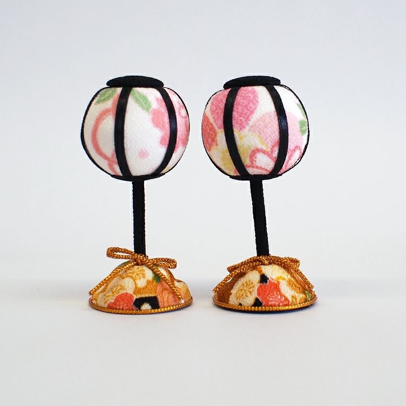 ちりめんのかわいいぼんぼりです