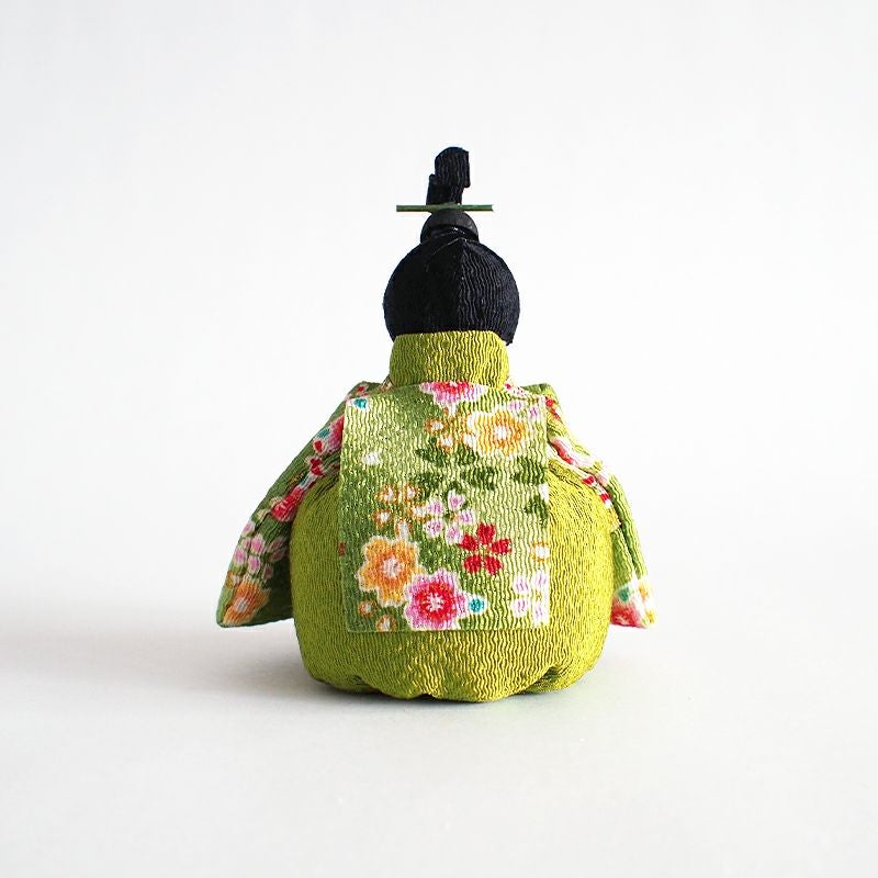 お内裏様は新緑を感じさせる黄緑色の置物です