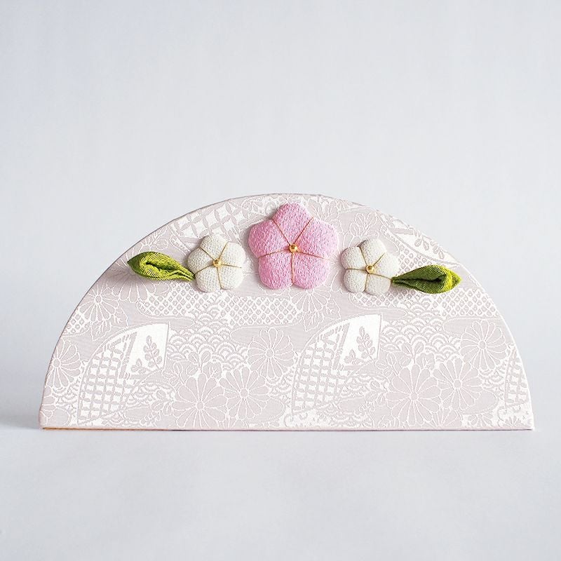 屏風飾りは上品なちりめんにお花モチーフがついています