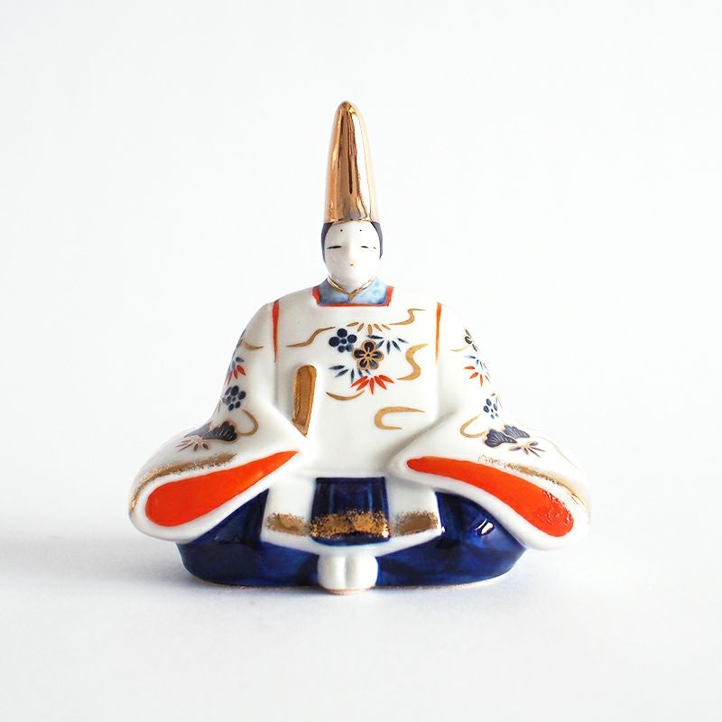 お内裏様は染付と上絵が施されています