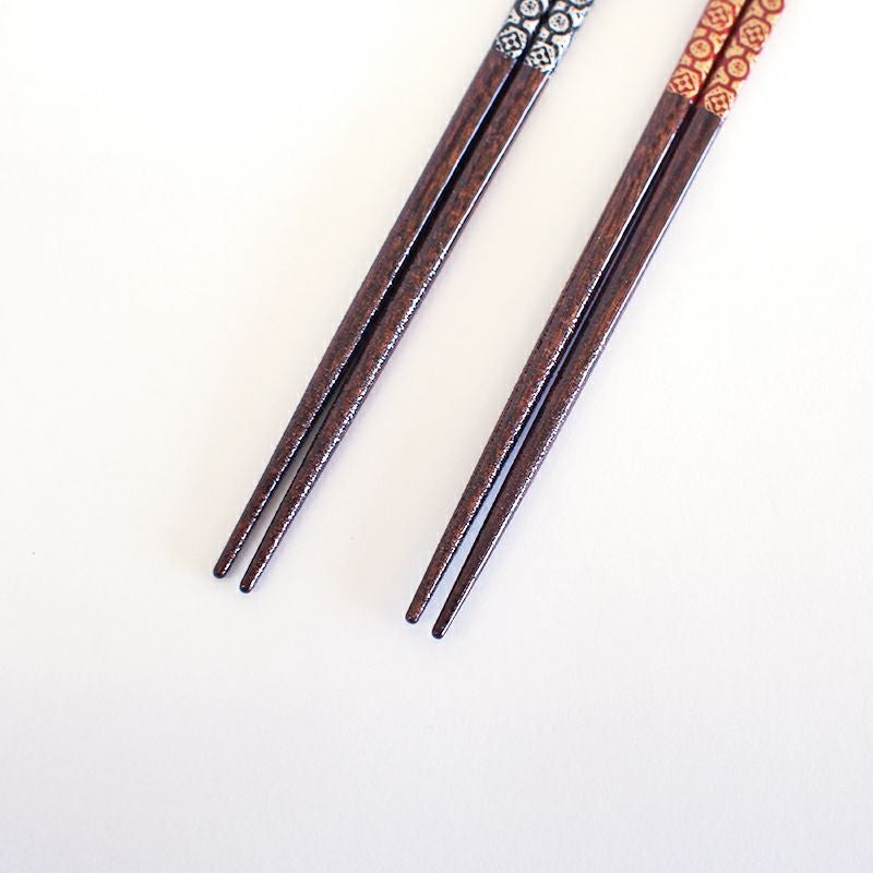 滑り止め加工が施され口あたりのよい箸先です