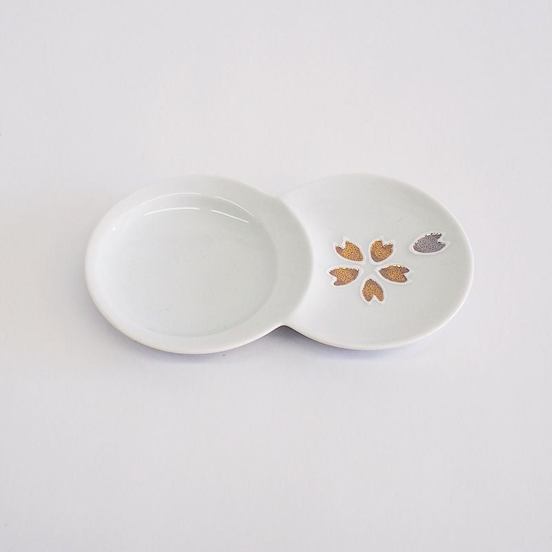 金を施した桜の絵柄の豆皿です