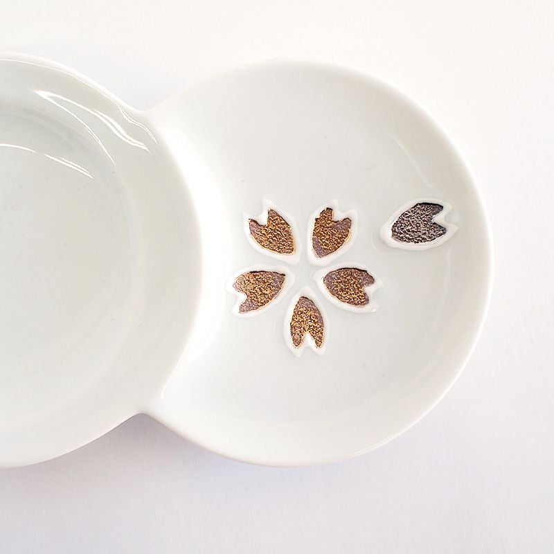 桜の輪郭が浮き出ています