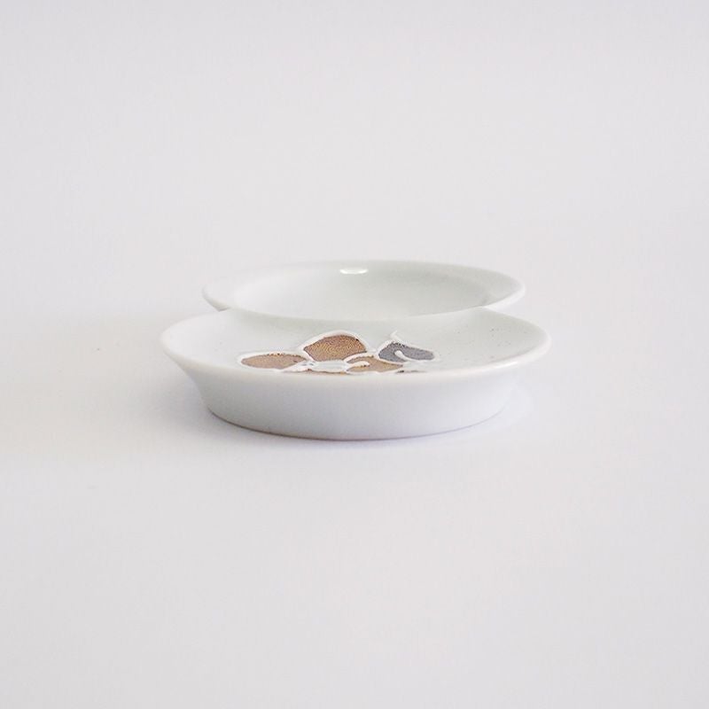 煌びやかな椿の絵柄が印象的です