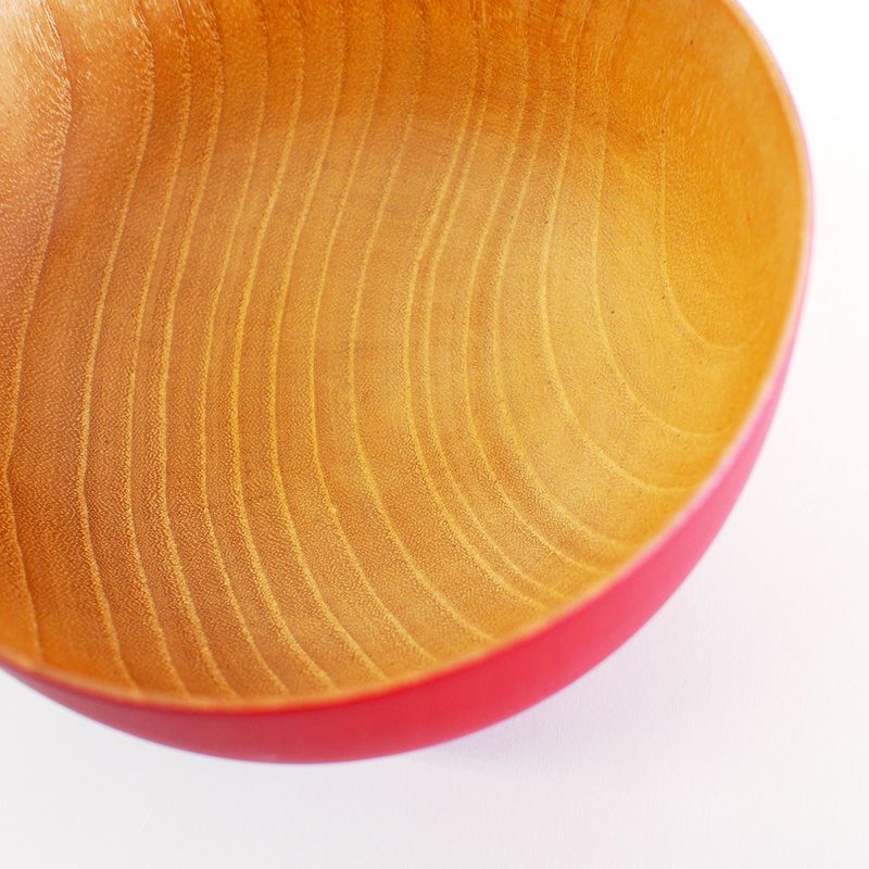 木目の風合いが料理を引き立てます