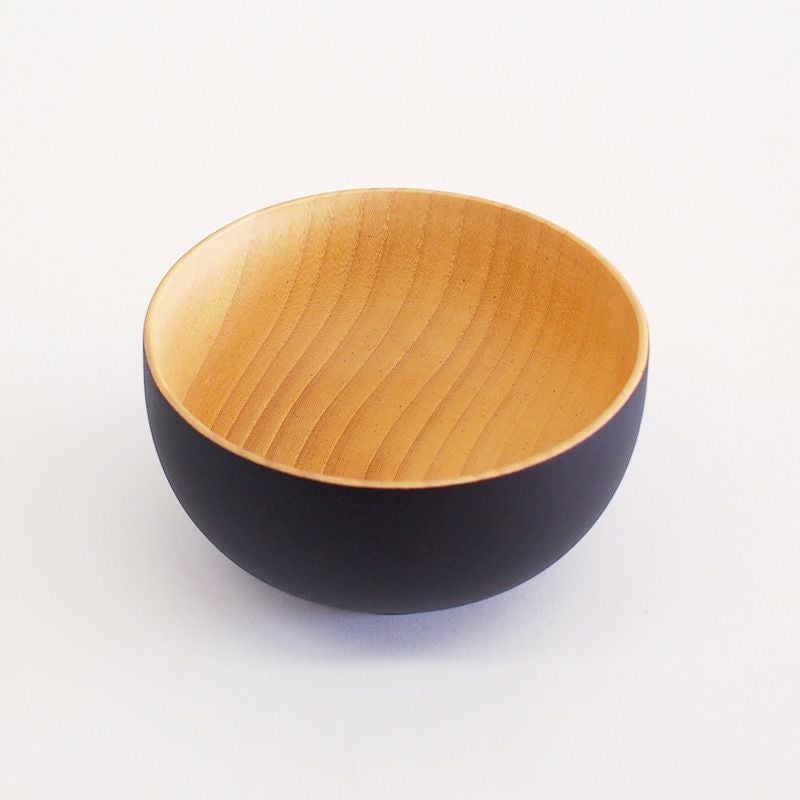 内側は木目を生かしたナチュラルな風合い