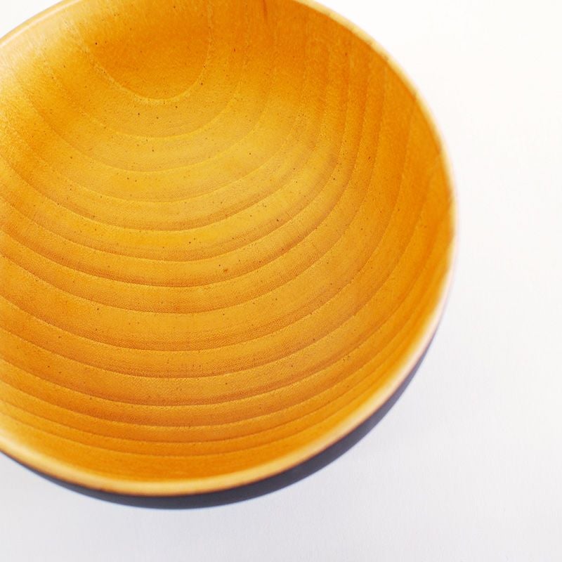 木目の風合いが料理を引き立てます