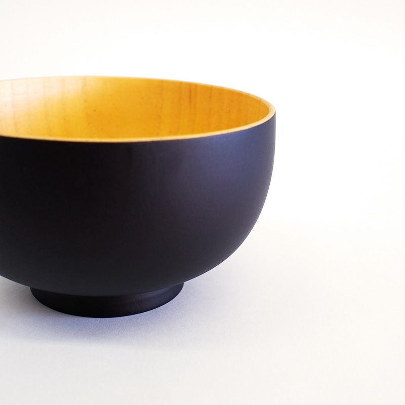 マットな表面と木目のコントラストが美しい碗です