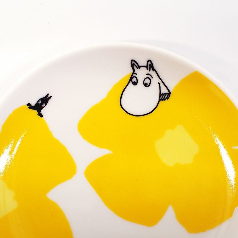 大きな花からムーミンがちょこんと顔をだしています