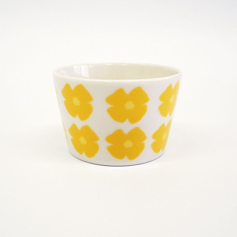 ビビットなカラーの花を大胆にデザインしました