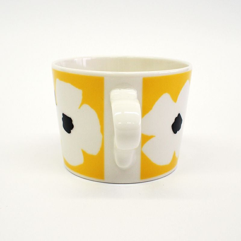 大胆に花をレイアウトしたデザインです