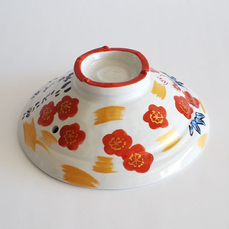 梅があしらわれ華やかな雰囲気です