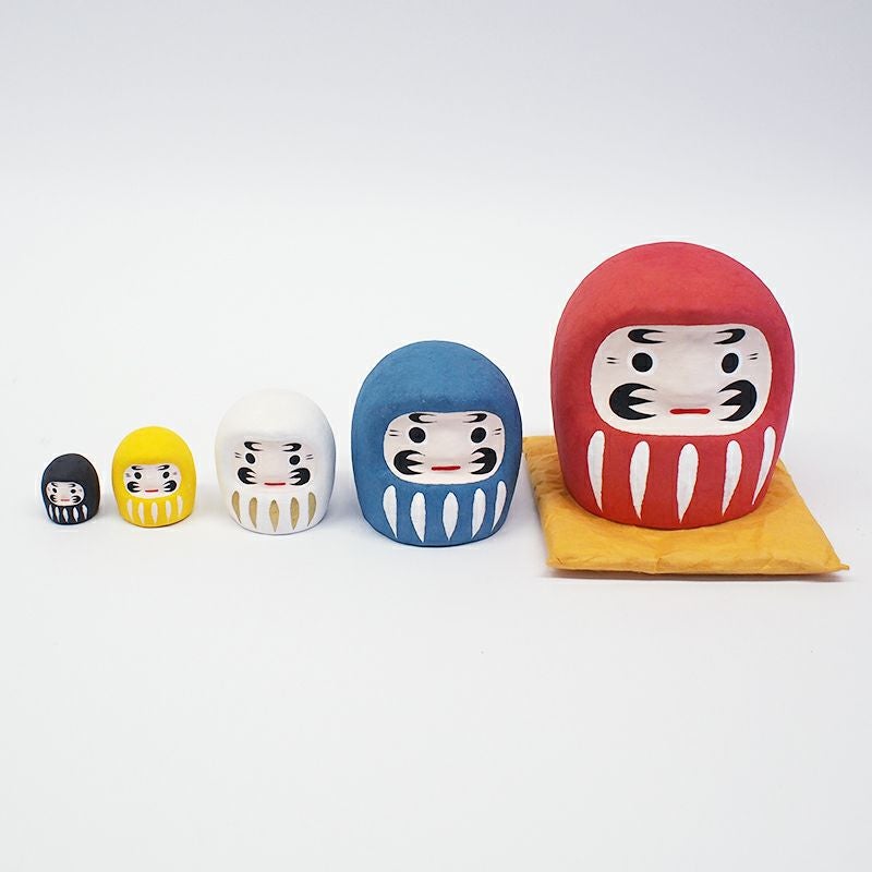 張り子とマトリョーシカを組み合わせた遊び心のある置物です