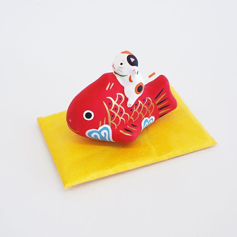 手すきの和紙を使用した張り子細工です