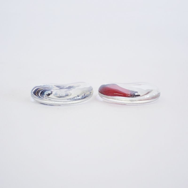 箸を乗せやすいように中央が窪んでいます