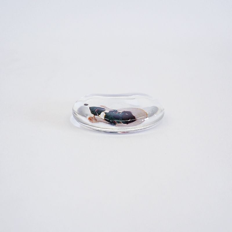 箸を乗せやすいように中央が窪んでいます