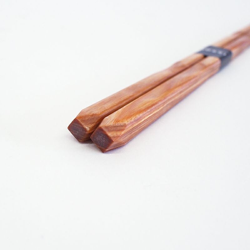 角を落として持ちやすく、転がりにくい形状です