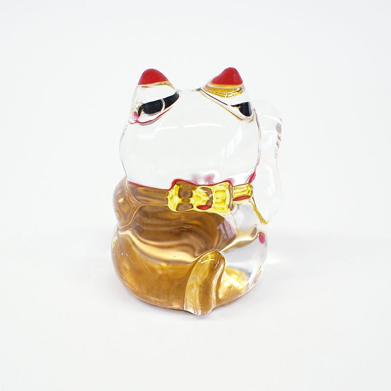 右手を上げた招き猫は金運を招くと言われています