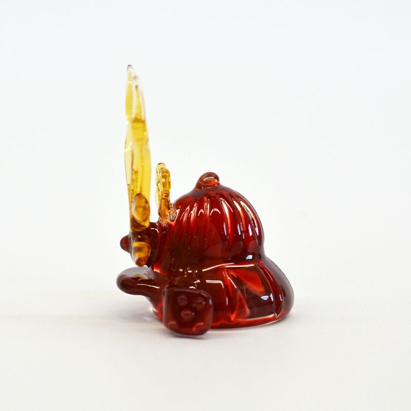 兜の赤がガラスで美しく再現されています