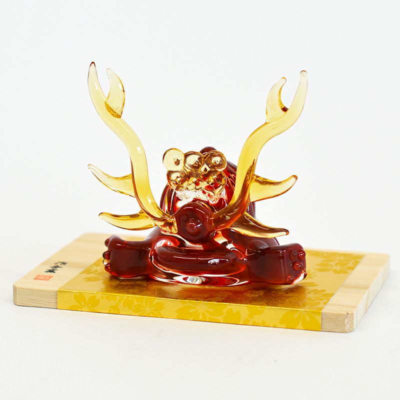 天を突くような大きな金の二本角が印象的です