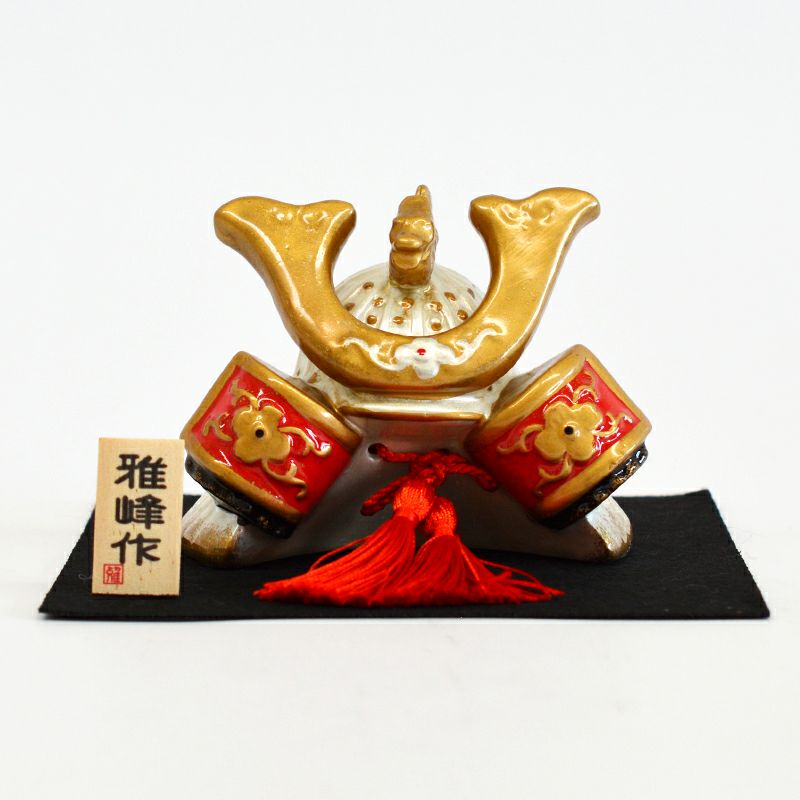 白磁金彩兜飾り